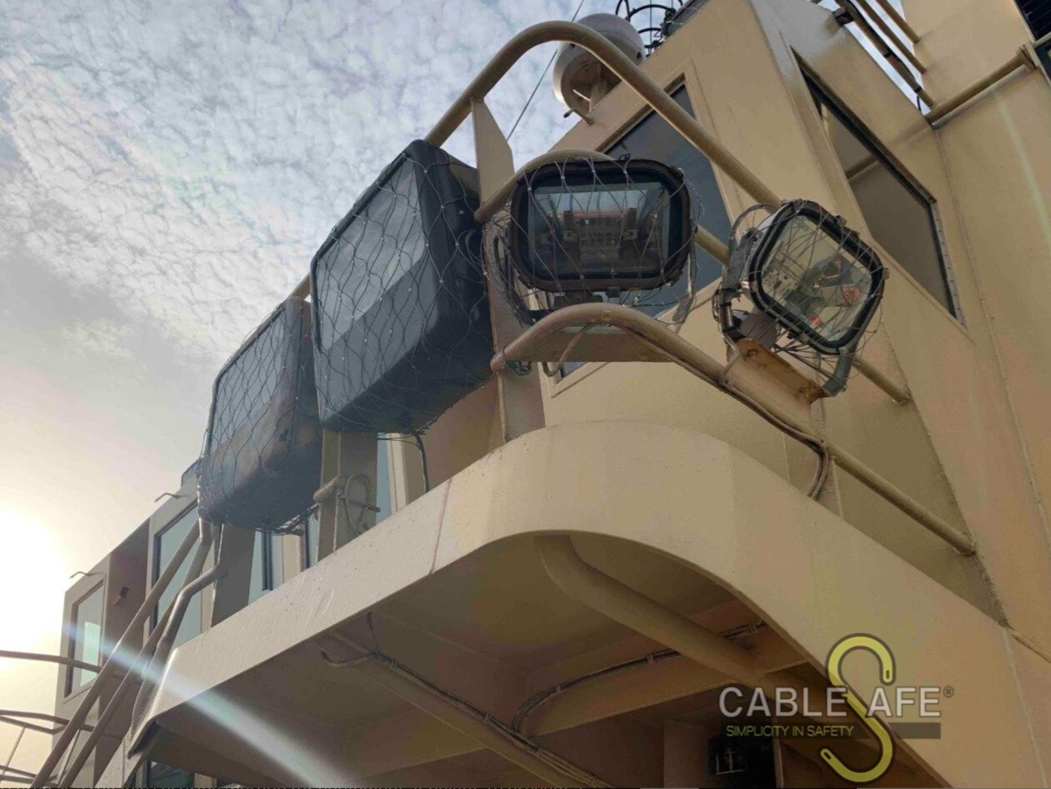 Marine and offshore installation with securing system